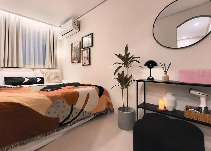 공항철도 도보3분 루프탑 테라스 전용 2층3층전체 화장실2 침대5 Apartment *