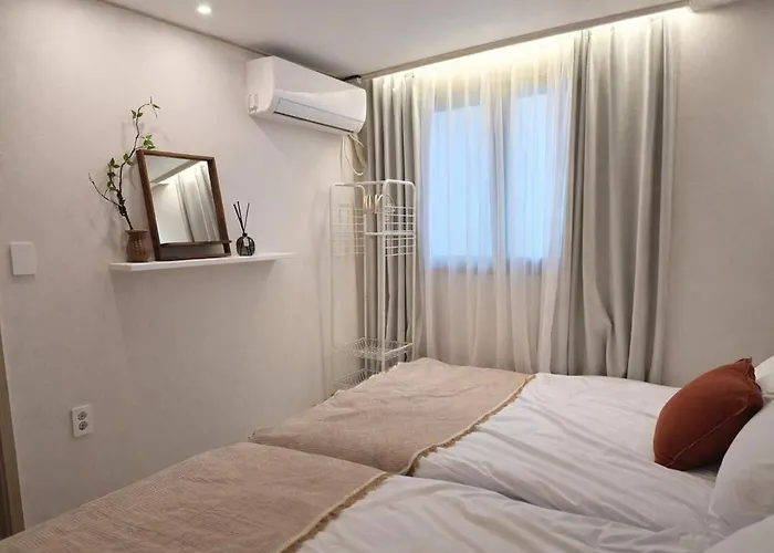 공항철도 도보3분 루프탑 테라스 전용 2층3층전체 화장실2 침대5 Apartment *
