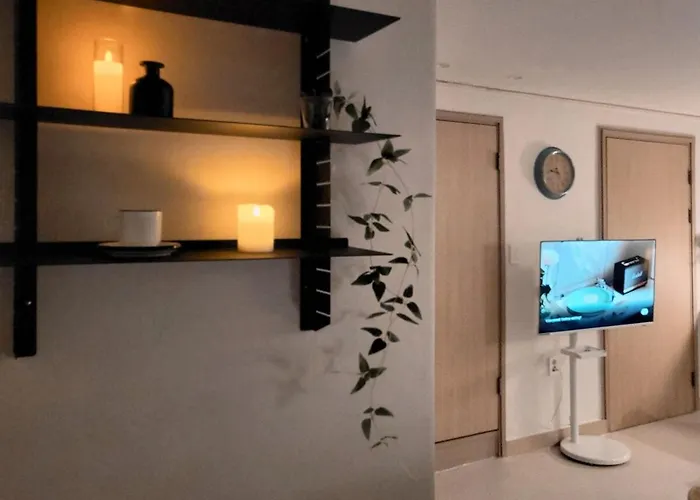 Apartment 공항철도 도보3분 루프탑 테라스 전용 2층3층전체 화장실2 침대5 *