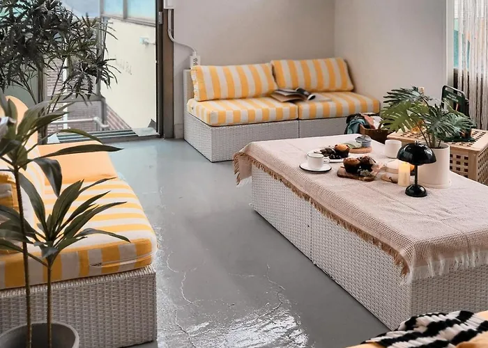 공항철도 도보3분 루프탑 테라스 전용 2층3층전체 화장실2 침대5 Apartment *